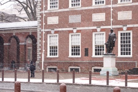 Independence Hall met het beeld van George Washington in de sneeuw